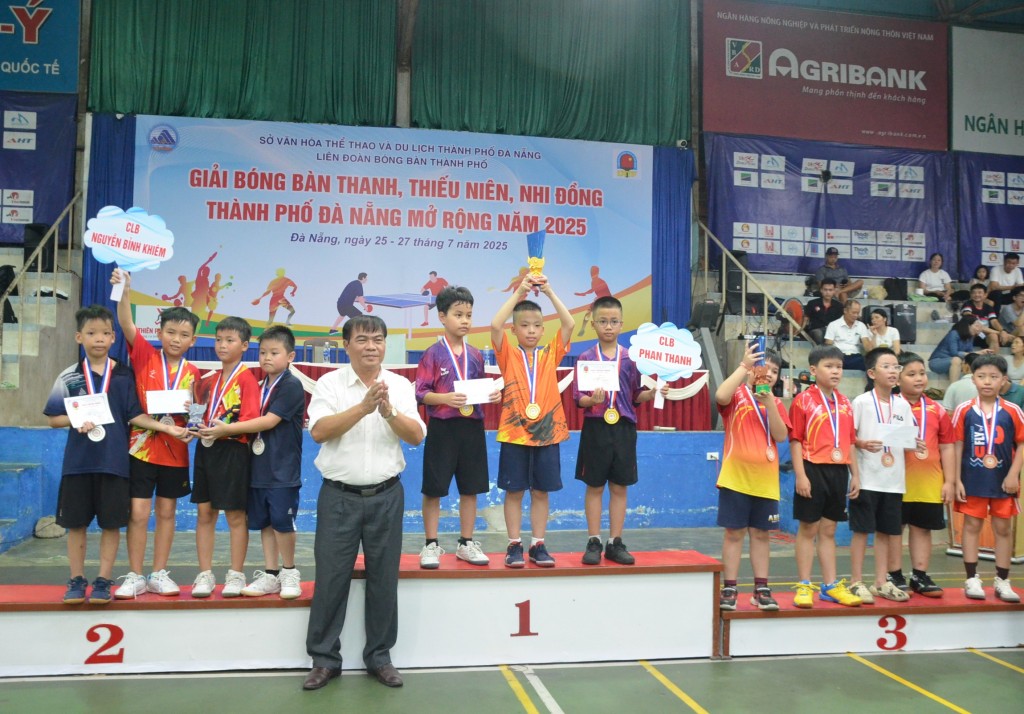 Ban Tổ chức trao giải cho các vận động viên đạt thành tích cao trong thi đấu (Ảnh D.Minh)