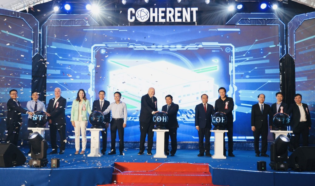Phó Thủ tướng Nguyễn Chí Dũng và các đại biểu thực hiện nghi thức cắt băng khánh thành Nhà máy Coherent tại Khu Công nghiệp Nhơn Trạch - Ảnh: VGP/Thu Sa
