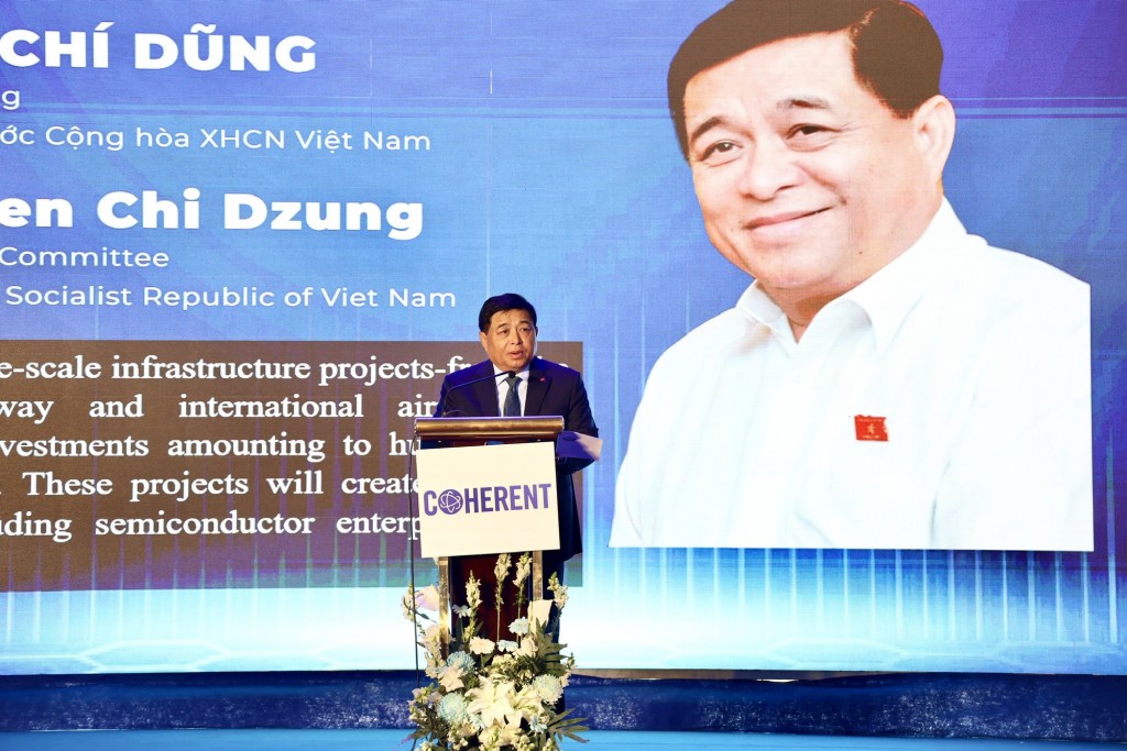 Phó Thủ tướng Nguyễn Chí Dũng: Chính phủ cam kết sẽ luôn đồng hành, tạo mọi điều kiện thuận lợi cho các nhà đầu tư trong và ngoài nước đầu tư kinh doanh có hiệu quả, bền vững và lâu dài tại Việt Nam - Ảnh: VGP/Thu Sa
