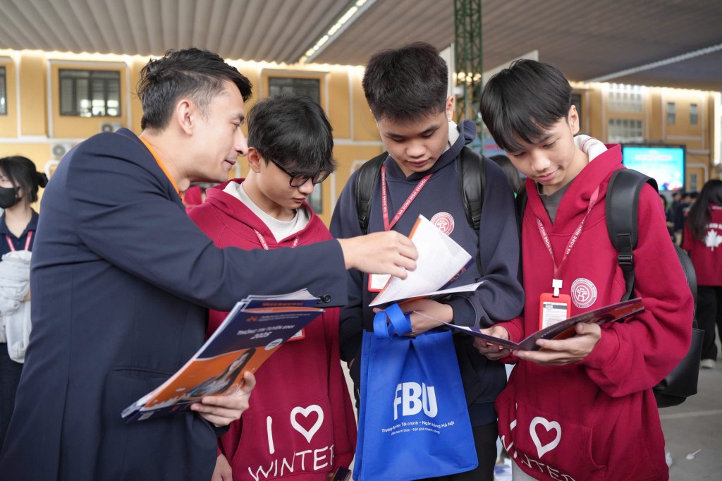 Các thí sinh quan tâm nhiều ngành học “hot” tại Trường Đại học Công nghệ Giao thông vận tải