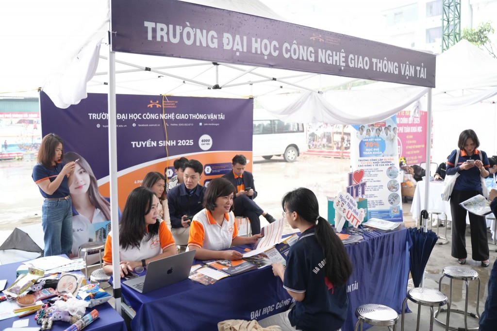  Thầy cô Trường Đại học Công nghệ Giao thông vận tải đồng hành cùng các thí sinh trên hành trình chọn ngành học phù hợp