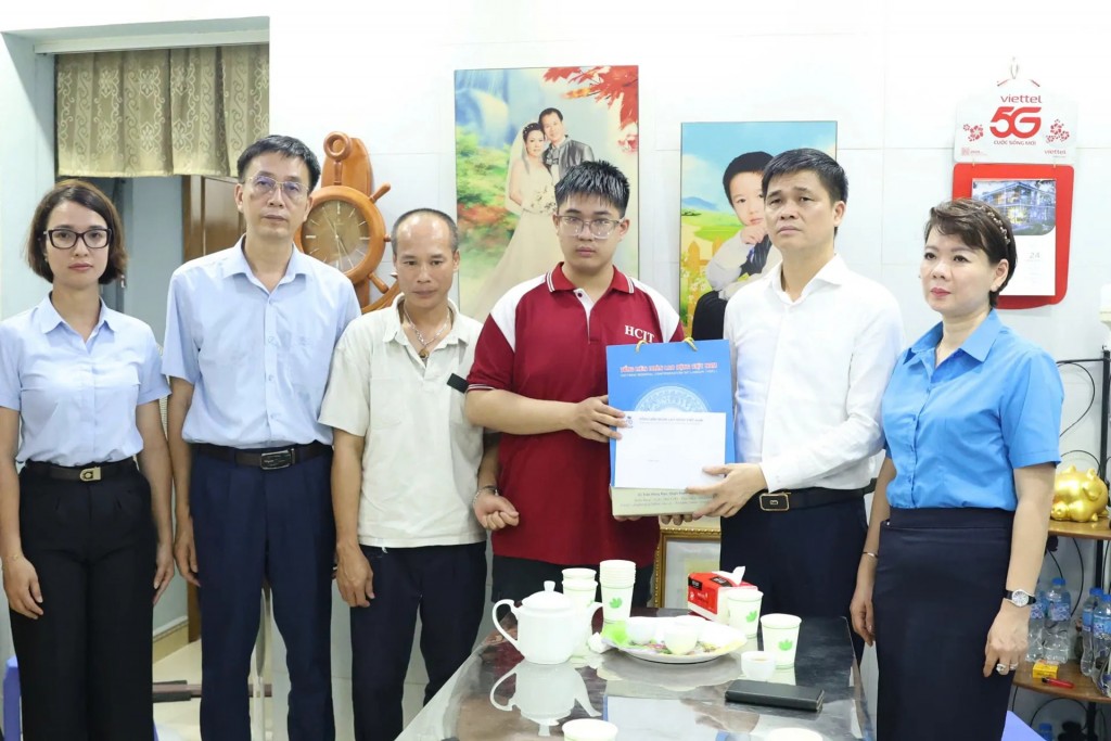 Phó chủ tịch Tổng LĐLĐ Việt Nam Ngọ Duy Hiểu động viên, trao hỗ trợ tới gia đình công nhân bị tai nạn lao động