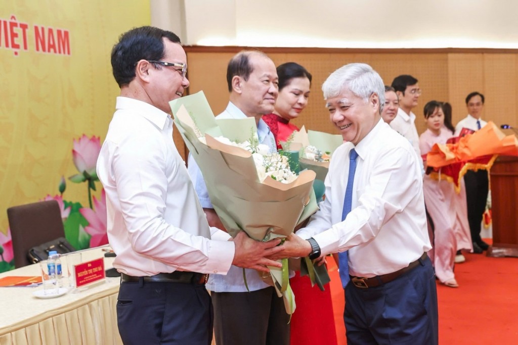 Ủy viên Bộ Chính trị, Bí thư Trung ương Đảng, Bí thư Đảng ủy MTTQ, các đoàn thể Trung ương, Chủ tịch Ủy ban Trung ương MTTQ Việt Nam Đỗ Văn Chiến tặng hoa chúc mừng đồng chí Nguyễn Đình Khang - Ủy viên Trung ương Đảng, Chủ tịch Tổng Liên đoàn Lao động Việ