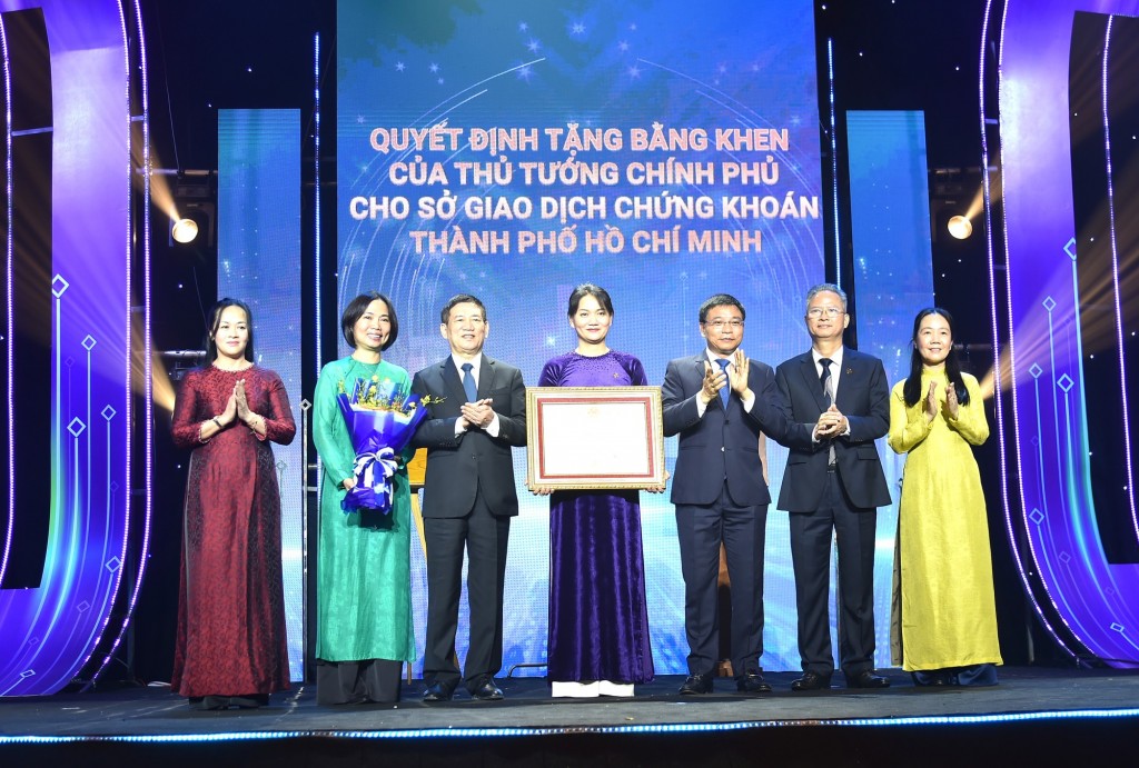 Phó Thủ tướng Hồ Đức Phớc, Bộ trưởng Bộ Tài chính Nguyễn Văn Thắng trao Bằng khen của Thủ tướng Chính phủ và chúc mừng Sở Giao dịch chứng khoán Thành phố Hồ Chí Minh - Ảnh: VGP/Trần Mạnh