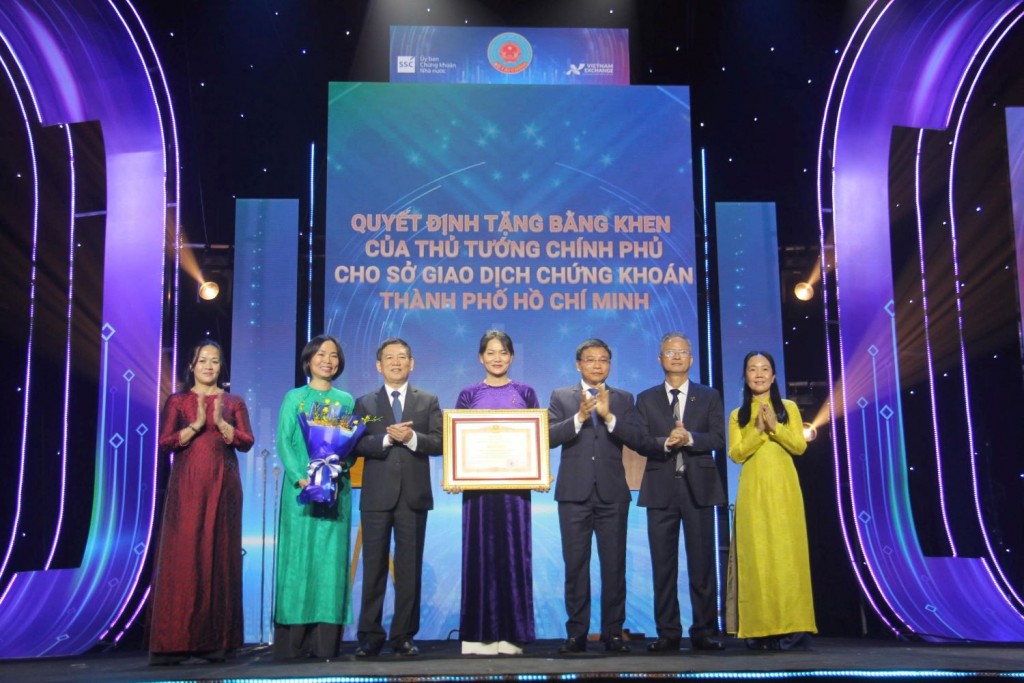 Phó Thủ tướng Hồ Đức Phớc, Bộ trưởng Bộ Tài chính Nguyễn Văn Thắng trao Bằng khen của Thủ tướng Chính phủ và chúc mừng Sở Giao dịch chứng khoán Thành phố Hồ Chí Minh