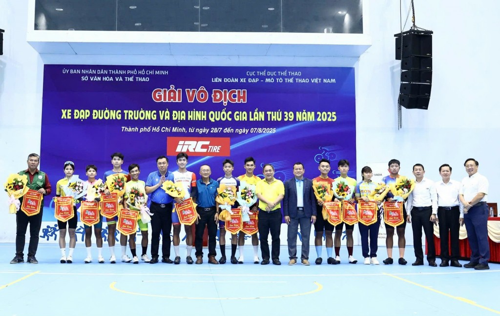 Đại biểu, Ban Tổ chức giải tặng hoa và cờ lưu niệm cho các đoàn tham dự giải