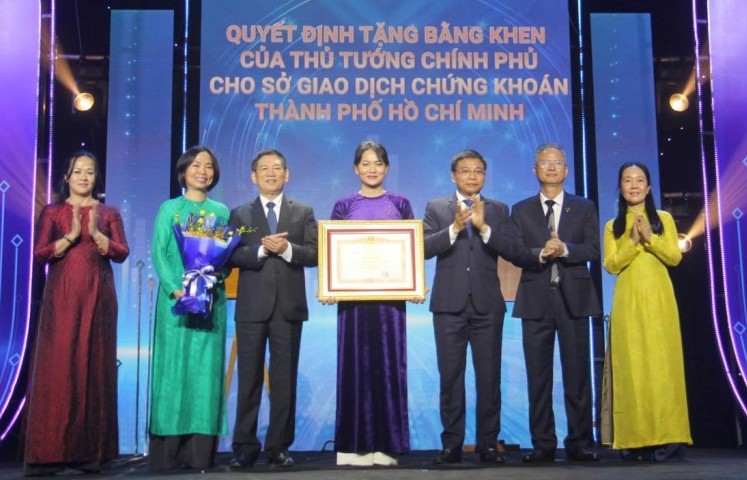 Sở Giao dịch Chứng khoán TP Hồ Chí Minh đón nhận bằng khen của Thủ tướng