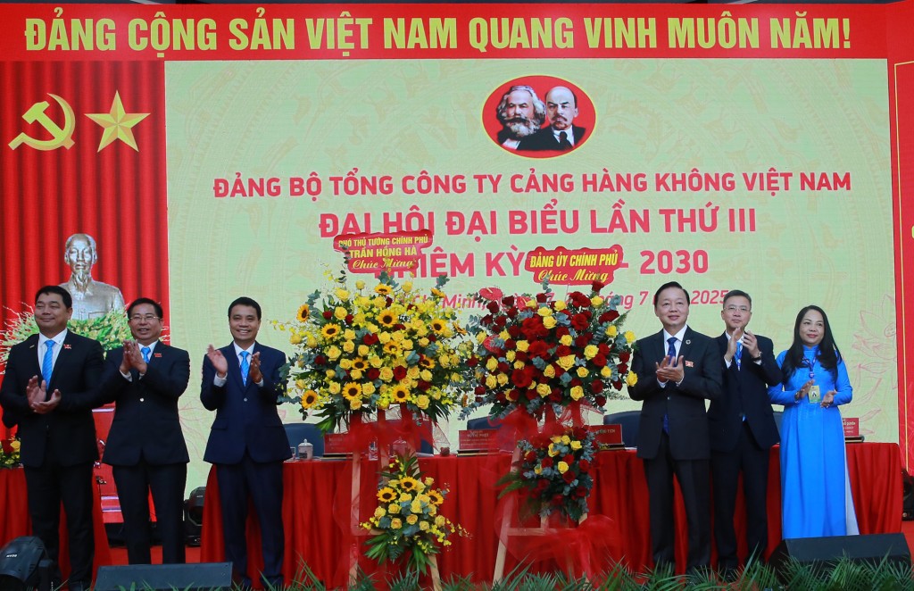 Phó Thủ tướng Trần Hồng Hà chúc mừng và biểu dương những thành tựu mà Đảng bộ Tổng công ty Cảng hàng không Việt Nam đạt được trong nhiệm kỳ 2020-2025 vừa qua - Ảnh: VGP/Minh Khôi