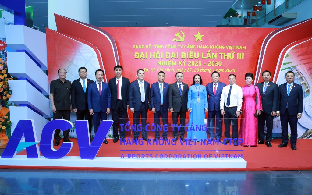 Phó Thủ tướng Trần Hồng Hà chụp ảnh lưu niệm cùng các đại biểu - Ảnh: VGP/Minh Khôi