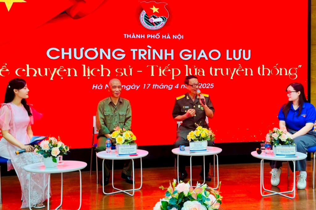 Các nhân chứng lịch sử giao lưu với tuổi trẻ Thủ đô