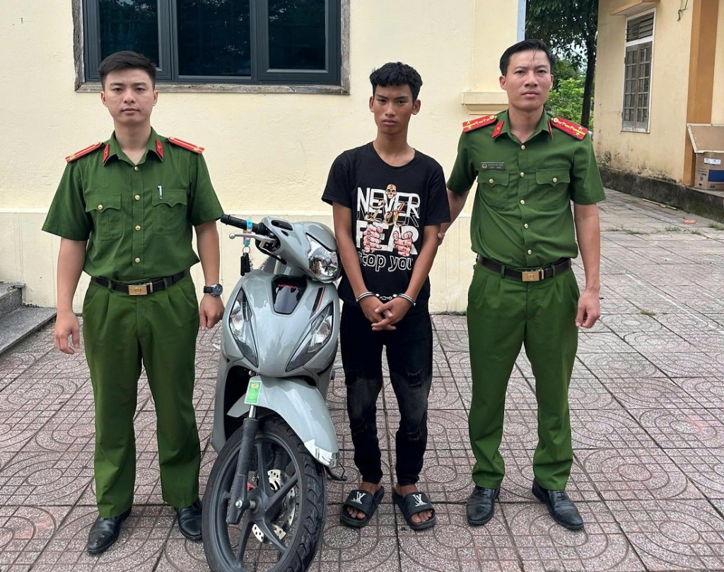 Đối tượng Nguyễn Quốc Tuấn cùng tang vật vụ án Công an xã Đông Lộc tạm giữ