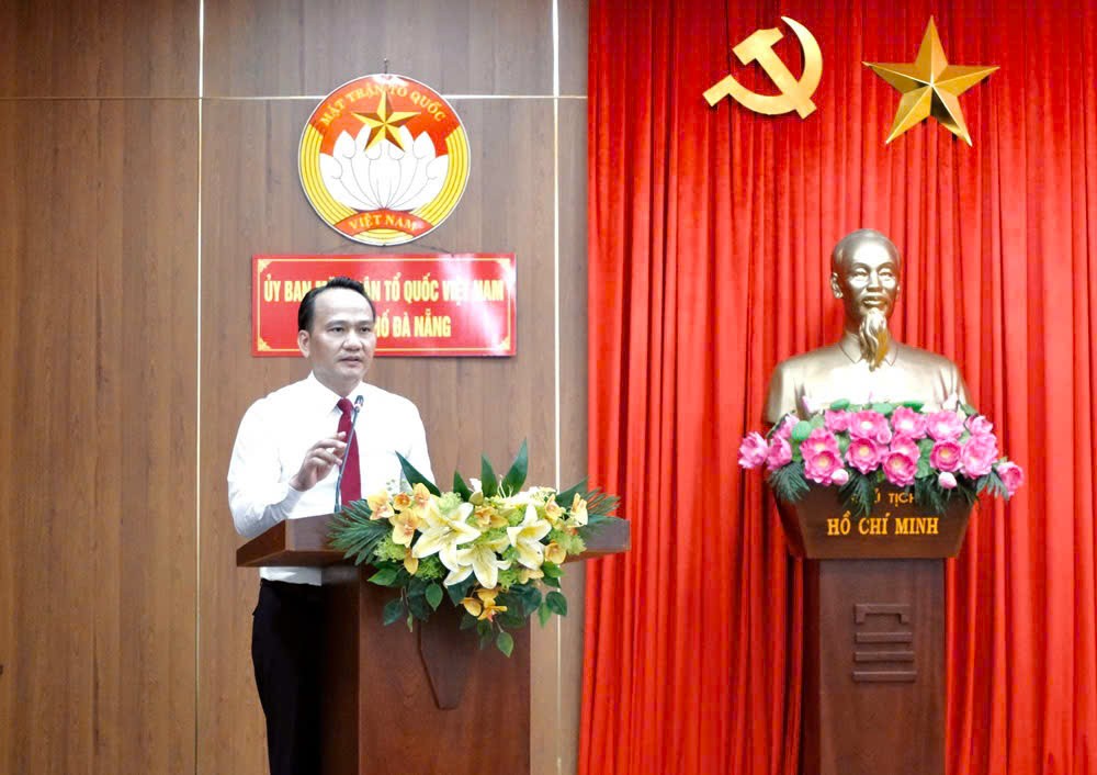 Phó Bí thư Thường trực Thành ủy, Bí thư Đảng ủy Các cơ quan Đảng TP Đà Nẵng Nguyễn Đình Vĩnh phát biểu giao nhiệm vụ tại hội nghị (Ảnh: danang.gov)