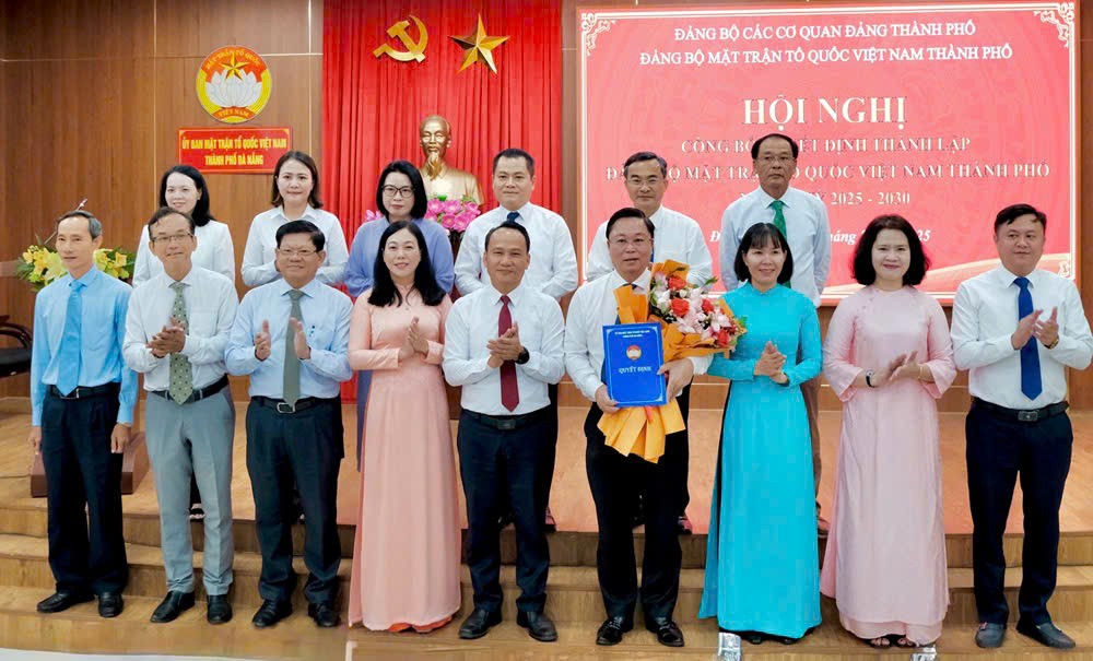 Đà Nẵng công bố Ban Chấp hành Đảng bộ, Ban Thường vụ Đảng ủy MTTQ Việt Nam và trao quyết định cho ông Lê Trí Thanh Bí thư Đảng ủy MTTQ Việt Nam thành phố nhiệm kỳ 2025 - 2030 (Ảnh danang.gov)