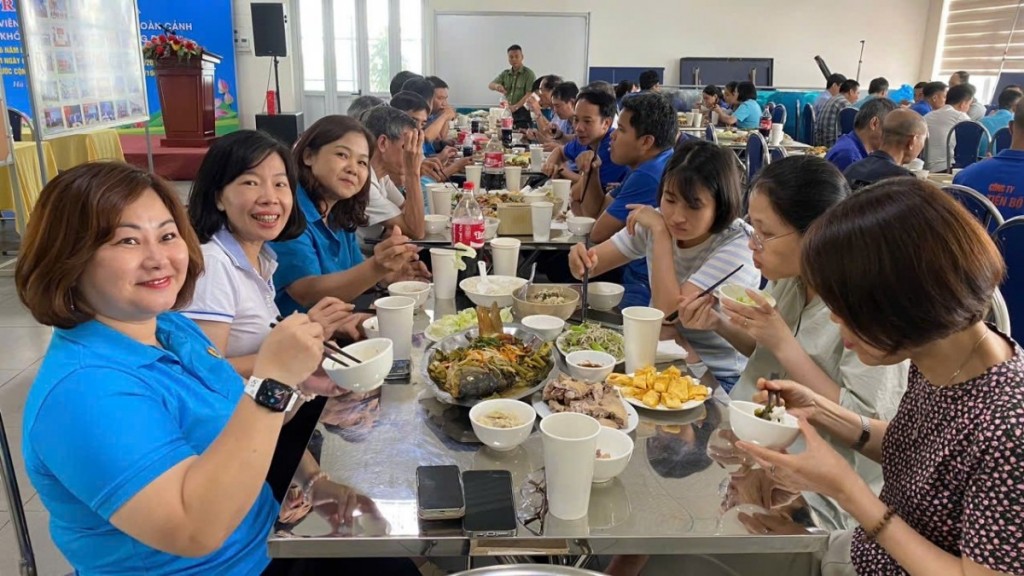 Công đoàn gắn kết nhờ những bữa cơm “thịnh soạn