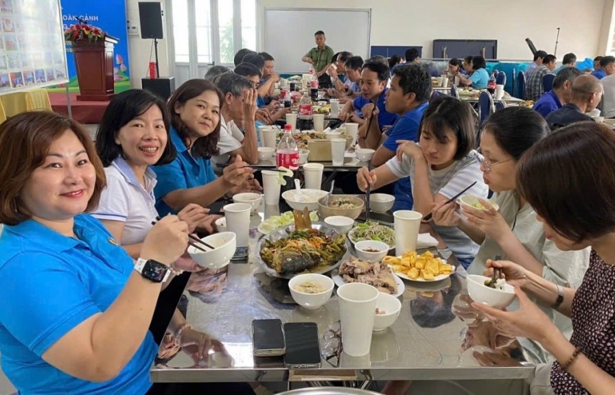 Công đoàn gắn kết nhờ những bữa cơm “thịnh soạn" hơn