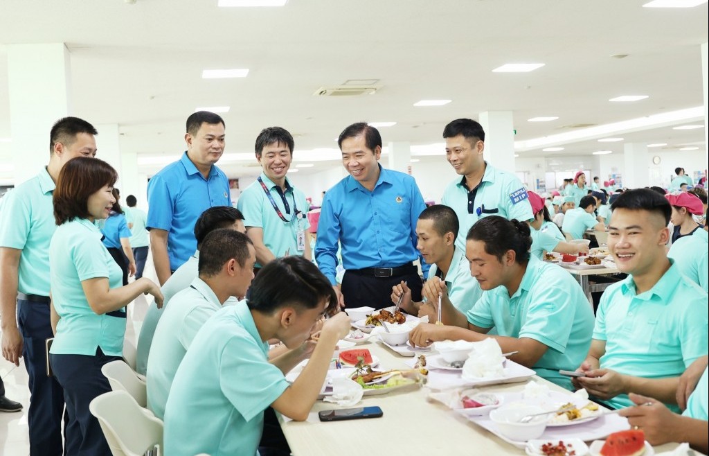 Hơn 23.500 công nhân vui vẻ thưởng thức “Bữa cơm Công đoàn”