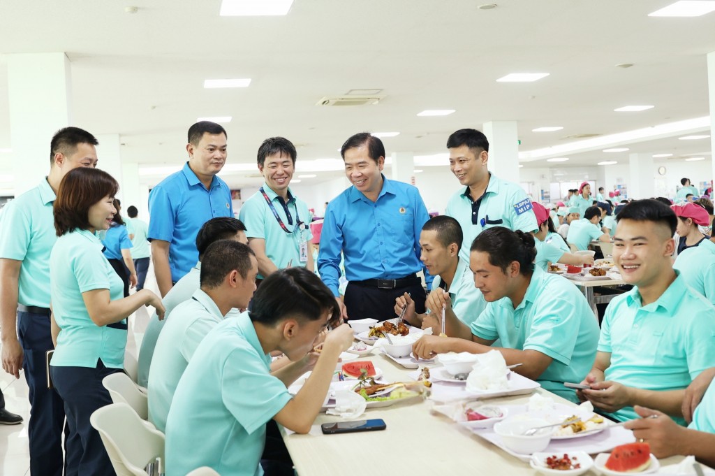Hơn 23.500 công nhân vui vẻ thưởng thức “Bữa cơm Công đoàn”