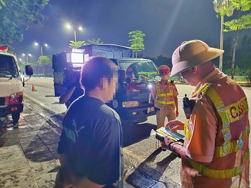 CSGT Hà Nội kiểm soát phương tiện hoạt động vận tải hàng hoá