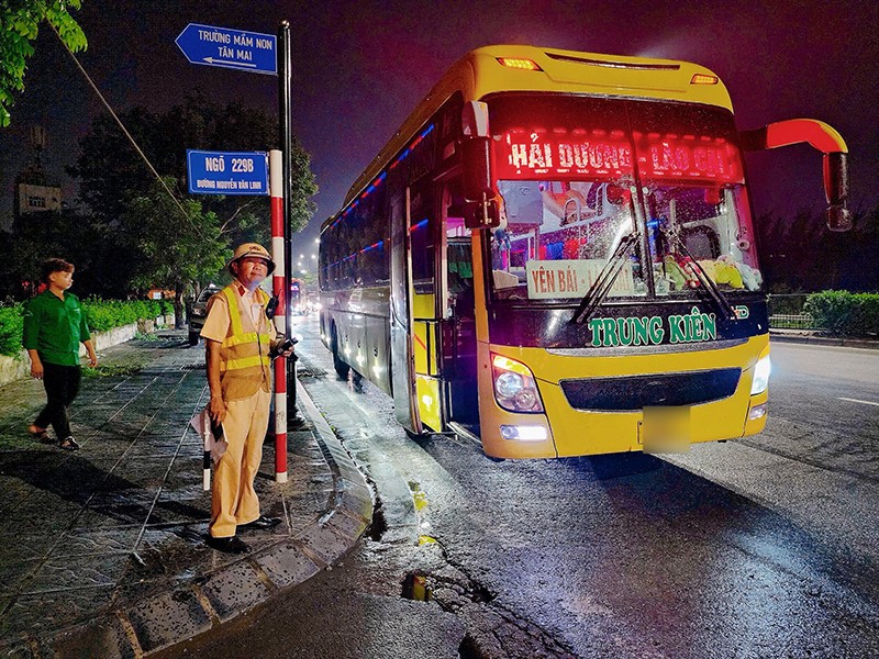 Các xe hợp đồng dừng, đỗ sai quy định được CSGT kiểm tra, xử lý