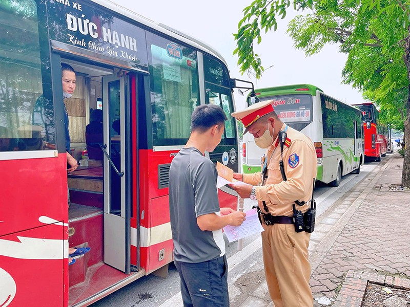 Lực lượng CSGT Hà Nội tăng cường kiểm soát các phương tiện vận tải hành khách ra vào thành phố