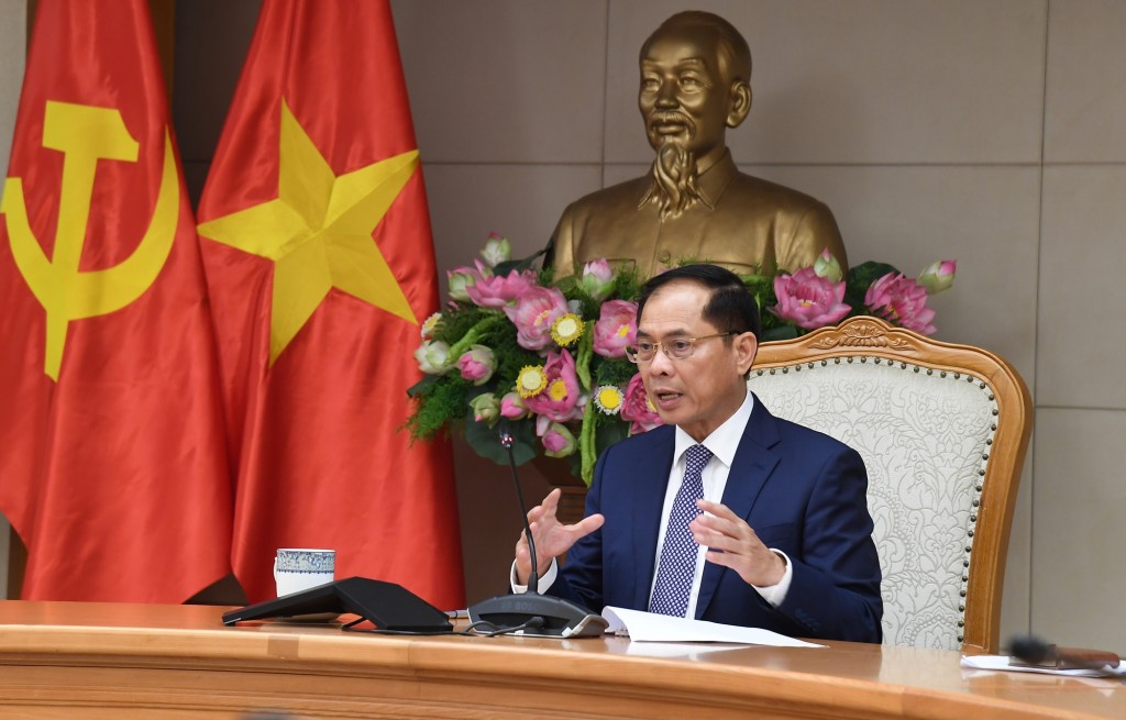 Phó Thủ tướng Bùi Thanh Sơn điện đàm trực tuyến với Bộ trưởng Ngoại giao Lào Thongsavanh Phomvihane và Quyền Trưởng Ban Đối ngoại Trung ương Lào Bunleaua Phandanuvong - Ảnh: VGP/Hải Minh