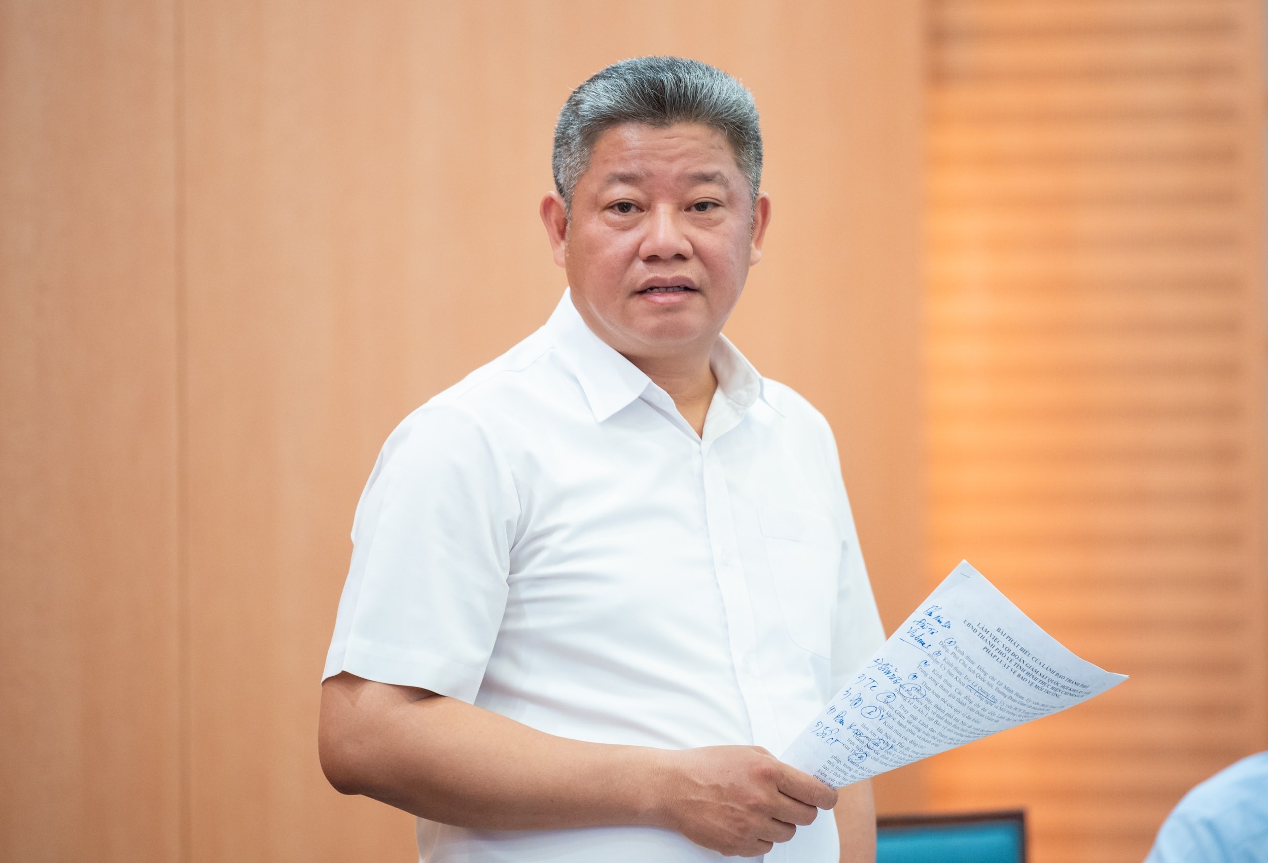 Phó Chủ tịch UBND thành phố Hà Nội Nguyễn Mạnh Quyền phát biểu tiếp thu toàn bộ ý kiến của các thành viên Đoàn giám sát. Ảnh: Phạm Thắng