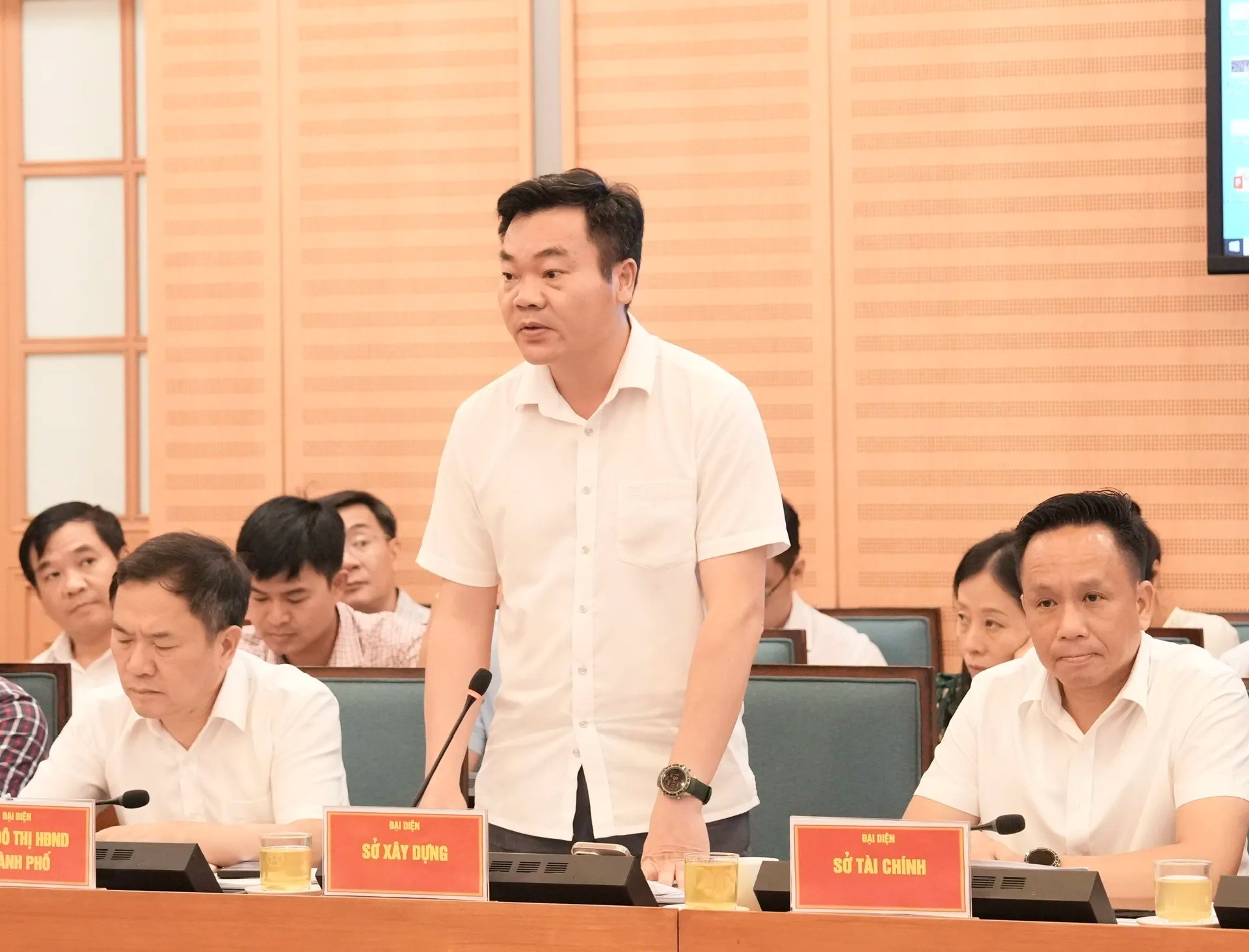 Phó Giám đốc Sở Xây dựng Hà Nội Đào Việt Long thông tin tại cuộc giám sát. Ảnh: Hồng Thái