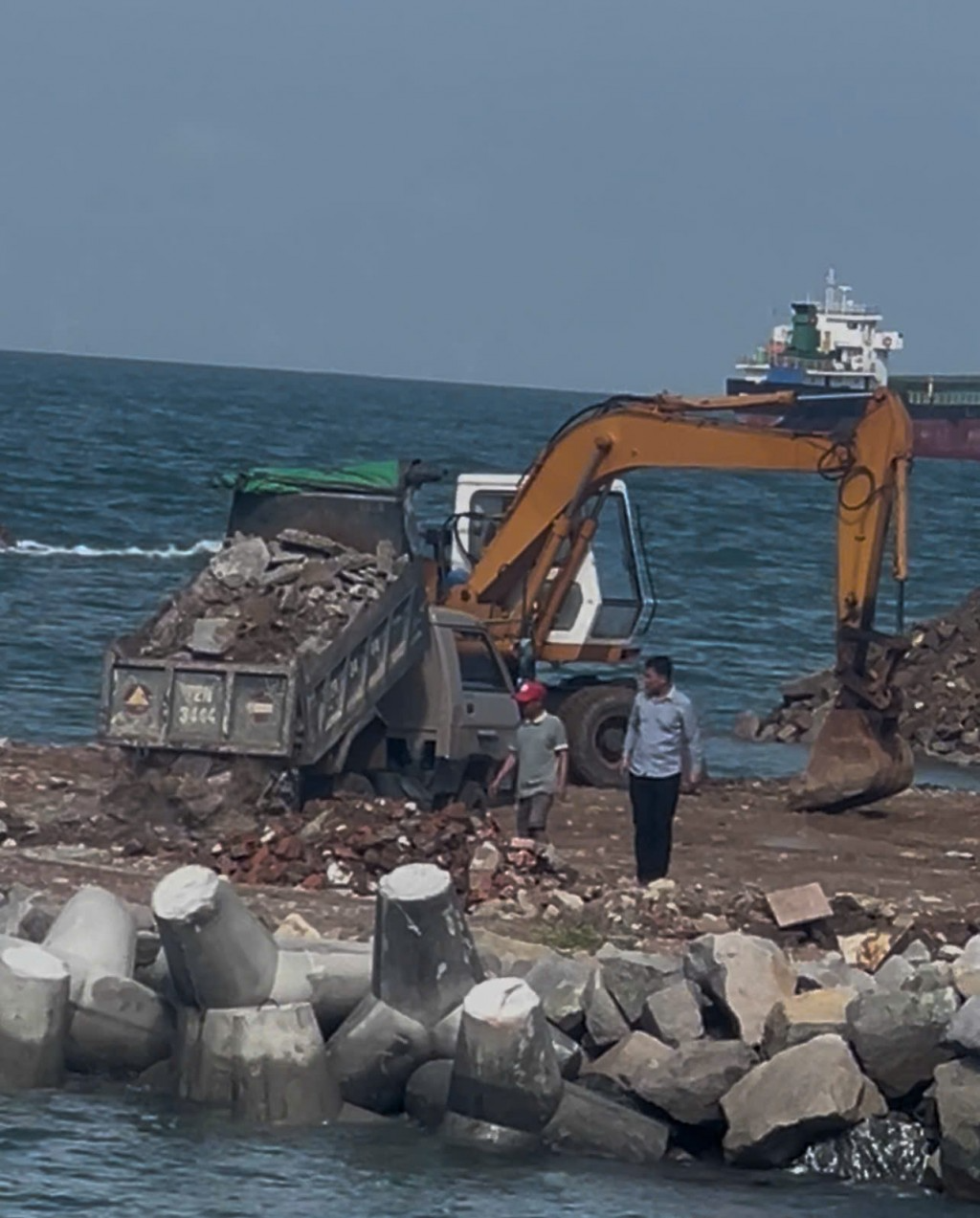 Vụ chôn lấp xà bần tại biển Vũng Tàu, TP HCM vào cuộc