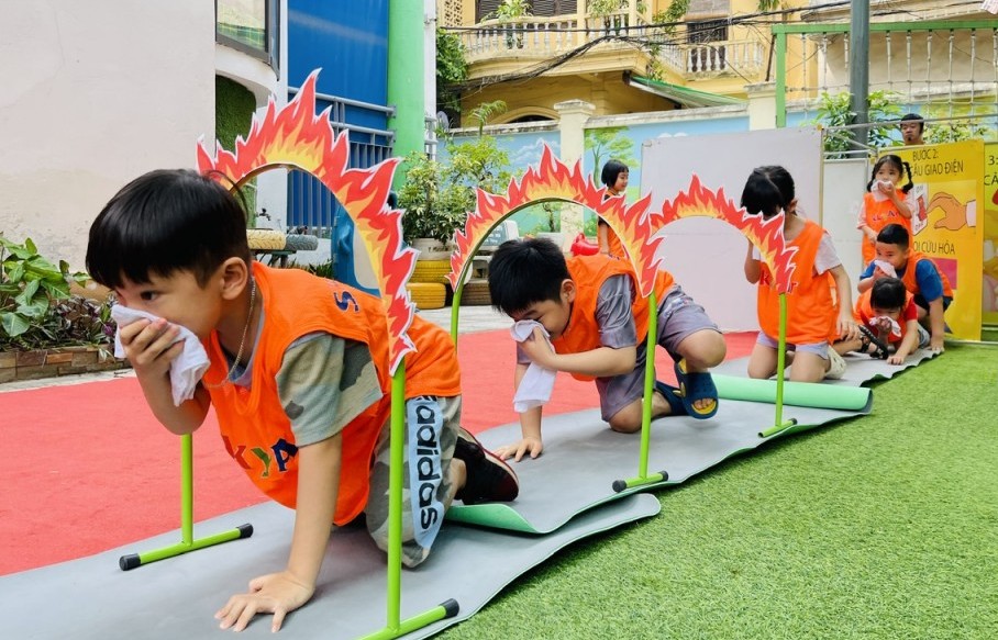 Trẻ trường Mầm non Sao Mai hóa thân thành "chiến binh nhí" dũng cảm
