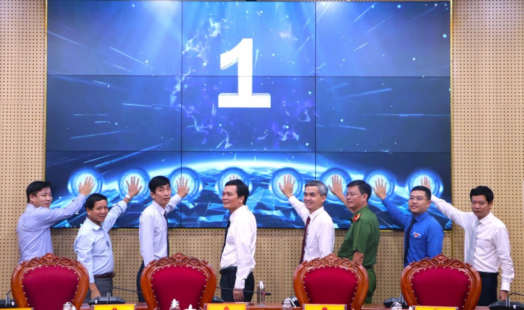 Các đại biểu đã thực hiện nghi thức phát động phong trào “Bình dân học vụ số”