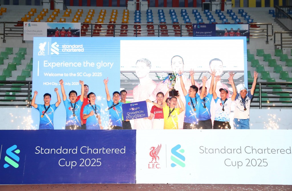 Tổng GĐ Standard Chartered Việt Nam Bà Nguyễn Thúy Hạnh trao giải Vô địch SC Cup 2025 