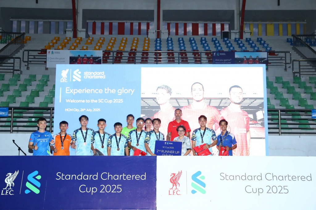 Trưởng Ban TC Giải Bà Trịnh Như Quỳnh trao giải Ba SC Cup 2025 