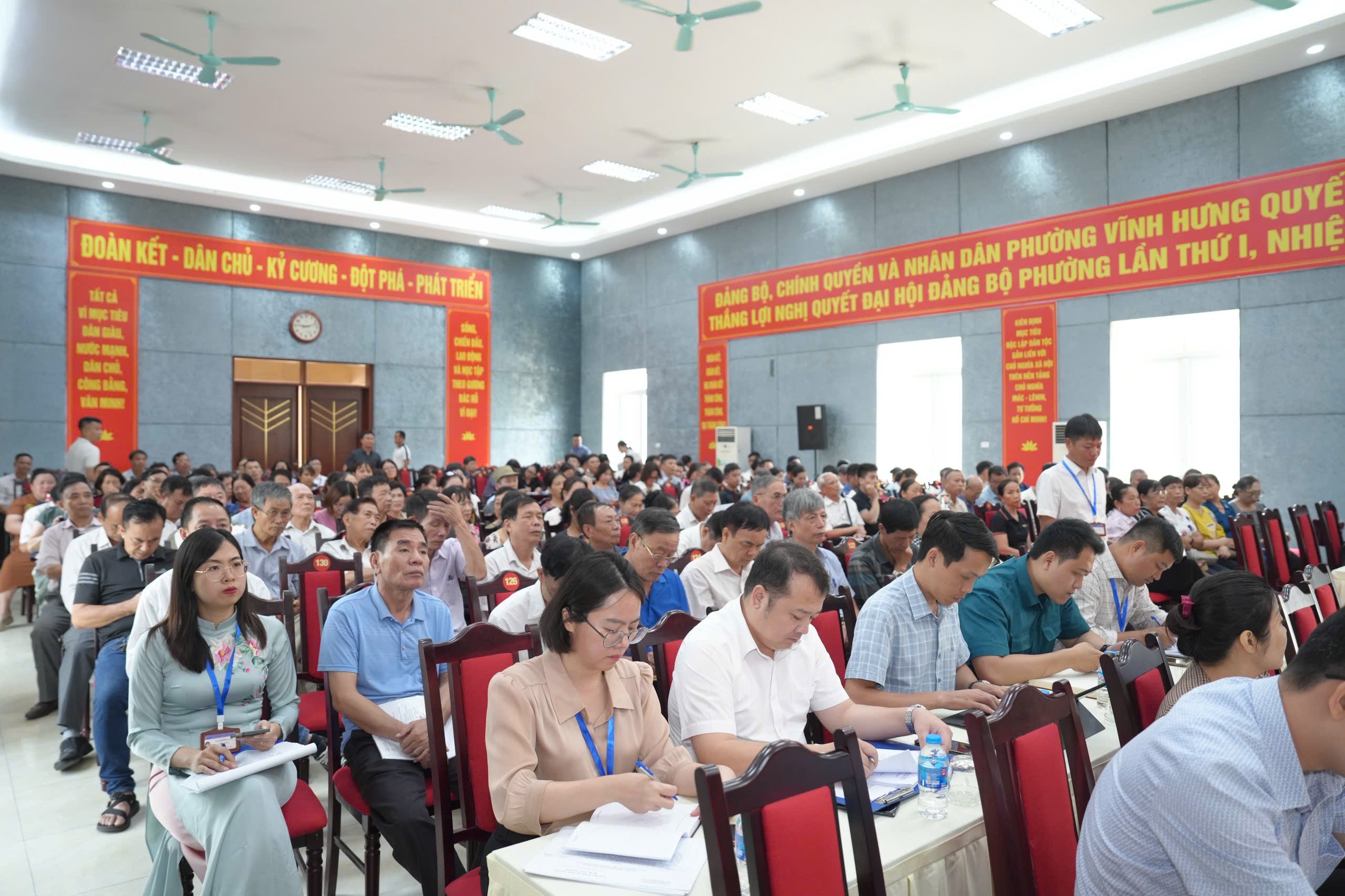 Người dân lắng nghe các thông tin từ lãnh đạo phường