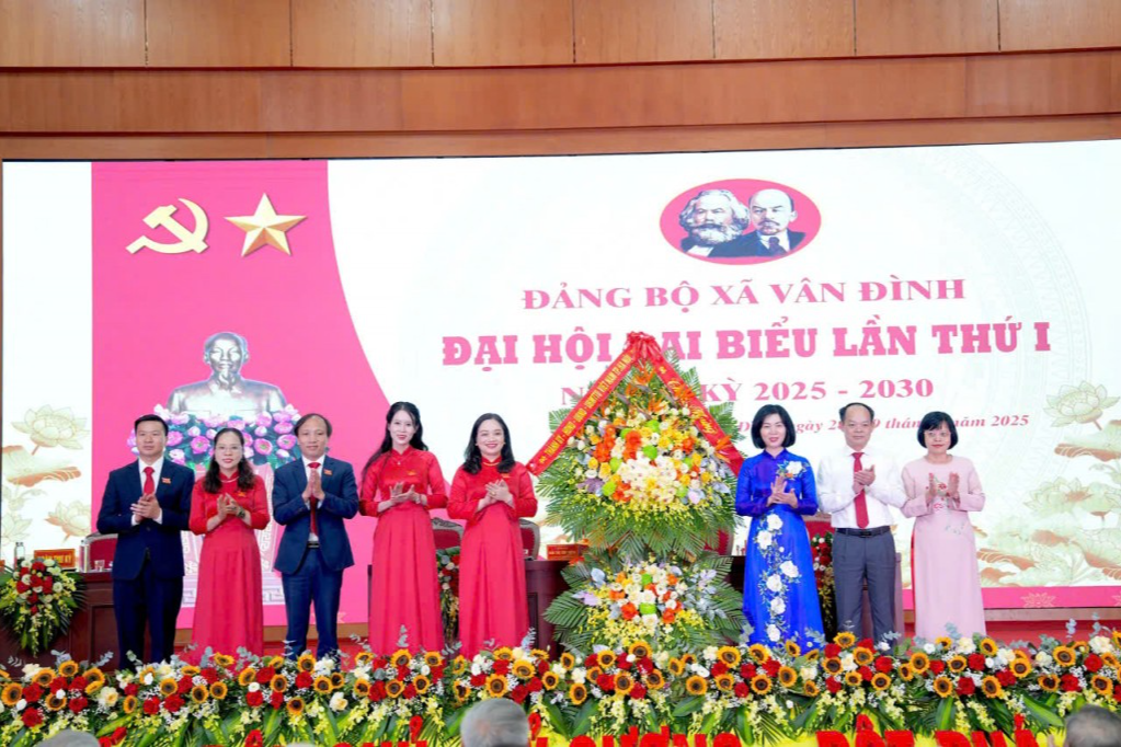 Ủy viên Ban Thường vụ Thành ủy, Phó Chủ tịch Thường trực HĐND thành phố Hà Nội Phùng Thị Hồng Hà 