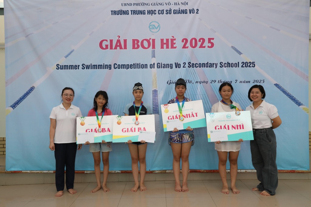 Học sinh Vũ Trâm Anh - Lớp 7A3 (đứng thứ 3 từ phải khung hình sang) giành huy chương Vàng