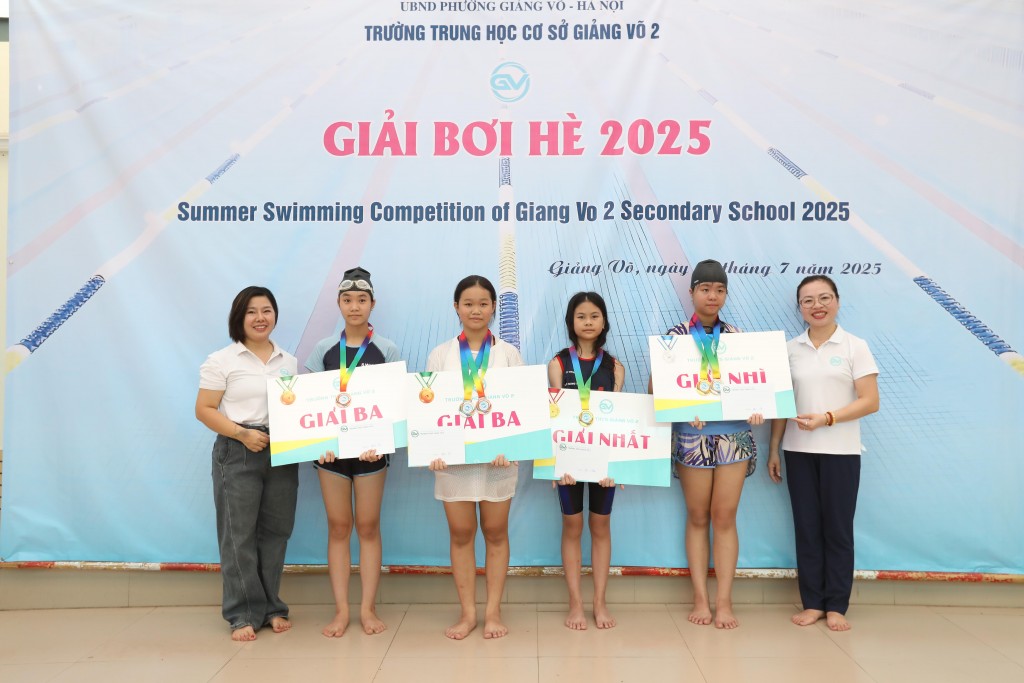 Học sinh Lương Nguyễn Chúc An - Lớp 7A2 (Áo đen, đứng thứ 3 từ phải sang) giành huy chương Vàng