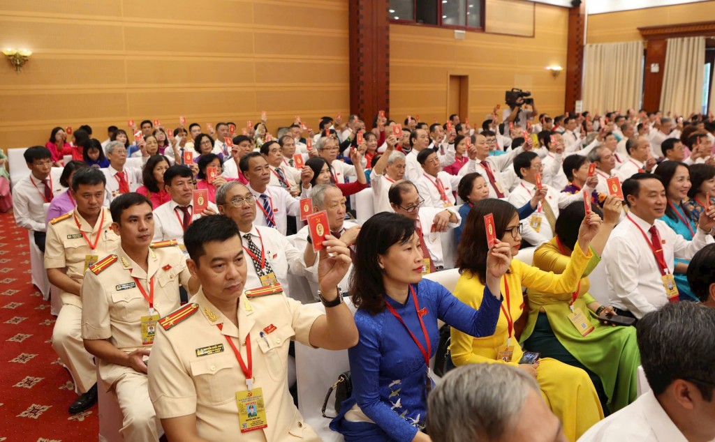 Đại biểu tham dự đại hội tiến hành biểu quyết.