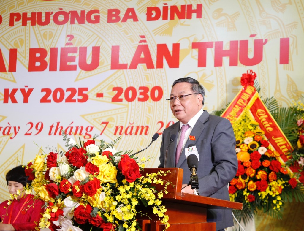 Phó Bí thư Thường trực Thành ủy Hà Nội Nguyễn Văn Phong phát biểu chỉ đạo đại hội. 