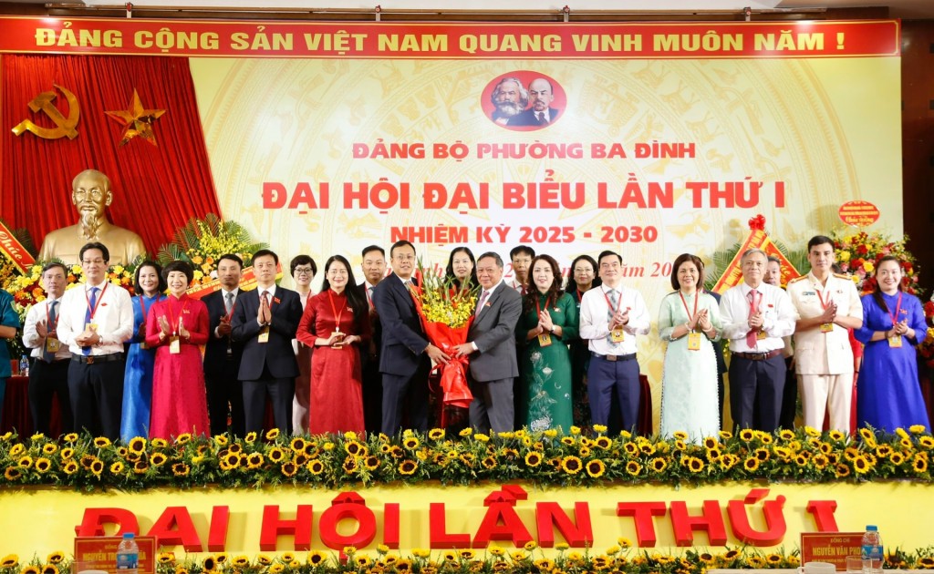 Phó Bí thư Thường trực Thành ủy Nguyễn Văn Phong chúc mừng Ban Chấp hành Đảng bộ phường Ba Đình nhiệm kỳ 2025-2030.