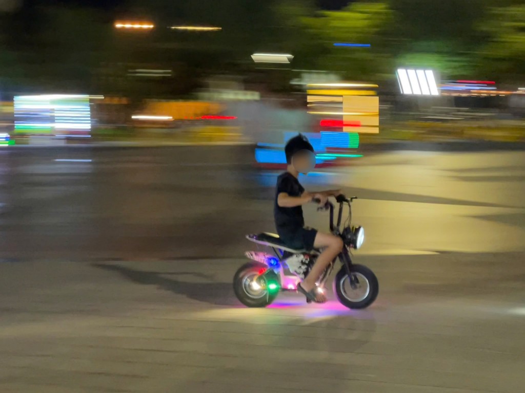 Vì có tốc độ khá cao, lại có âm thanh gầm rú như xe đua, nhiều trẻ hiếu động mỗi khi chạy luôn muốn cho xe chạy “hết công suất” để đua với nhau (Ảnh Út Vũ)