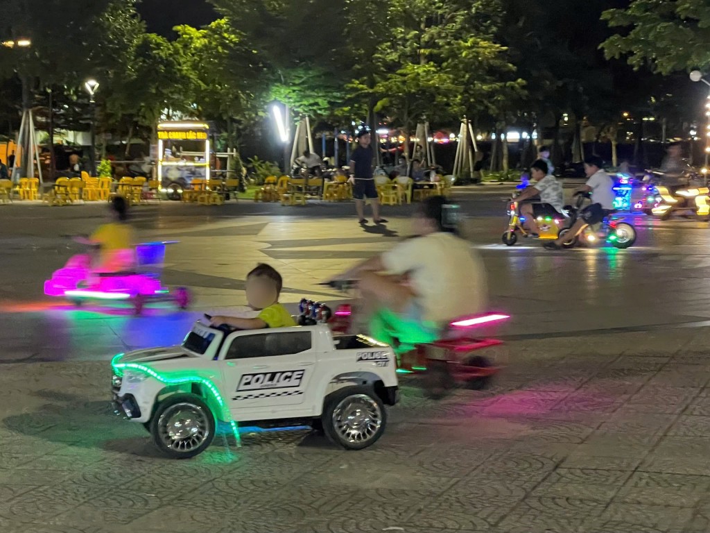 Người lớn, thanh thiếu niên và kể cả trẻ nhỏ không mũ bảo hiểm, không có bất cứ đồ bảo hộ nào vô tư điều khiển, rất nguy hiểm nếu xảy ra va chạm do không kiểm soát được tốc độ (Ảnh Út Vũ)