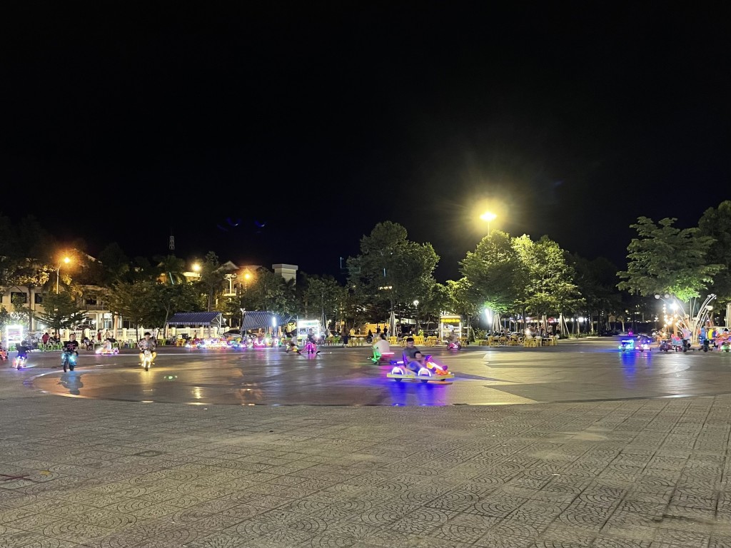 Cùng lúc có nhiều trẻ em, người lớn điều khiển xe điện nên khung cảnh ở đây rất hỗn loạn, rất dễ xảy ra va chạm, gây nguy hiểm cho các bên (Ảnh Út Vũ)