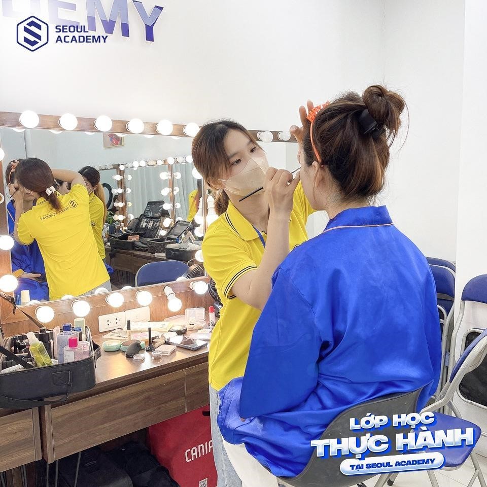 Học viên khóa trang điểm tại Seoul Academy thực hành trên mẫu thật