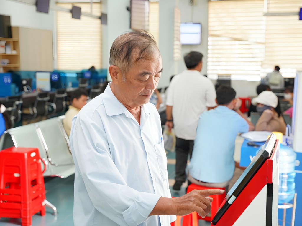 Người dân bấm số thứ tự tại Trung tâm Phục vụ hành chính công