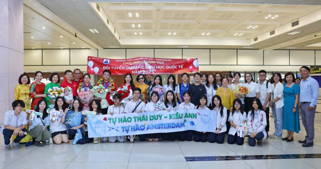 Gia đình, thầy cô, bạn bè trường THPT chuyên Hà Nội - Amsterdam hân hoan chào đón các em học sinh. (Ảnh: Thanh Tùng)