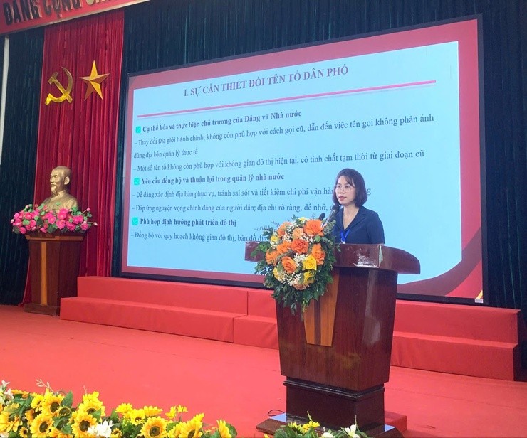 Đồng chí Đào Thị Hoa - Phó chủ tịch UBND phường báo cáo phương án đổi tên Tổ dân phố