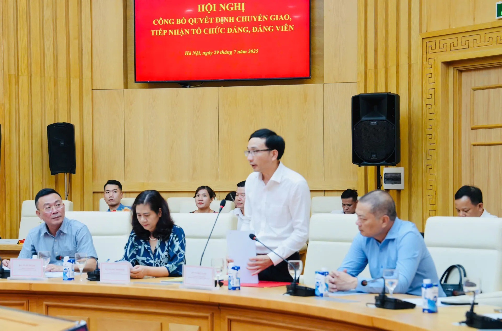 Phó Trưởng ban Tổ chức (Đảng ủy Bộ Công Thương) Vũ Đức Nam công bố quyết định tiếp nhận tổ chức đảng và đảng viên. Ảnh: Hồng Thái