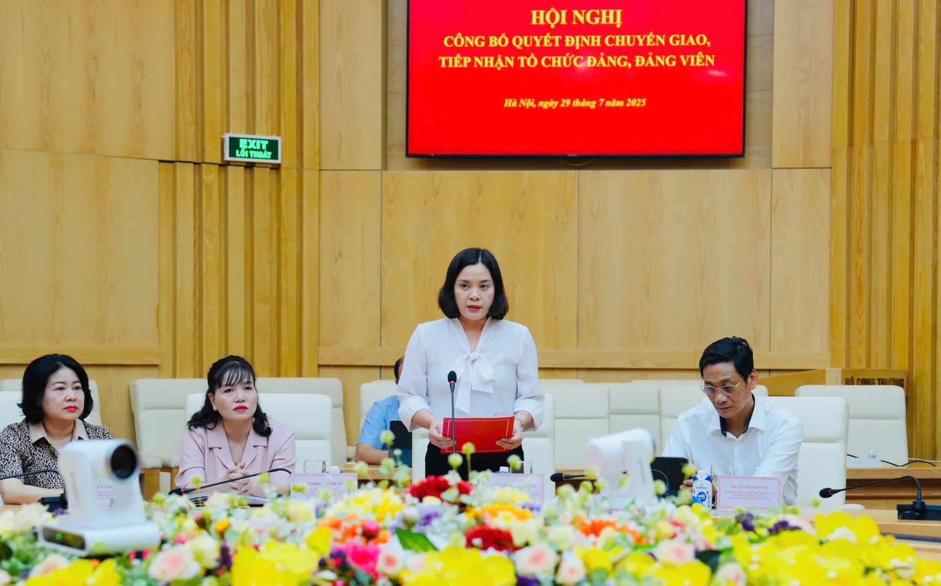 Phó Trưởng ban Thường trực Ban Tổ chức Đảng ủy UBND TP Hà Nội Tạ Thị Tuyết Minh công bố quyết định chuyển giao tổ chức đảng và đảng viên. Ảnh: Hồng Thái