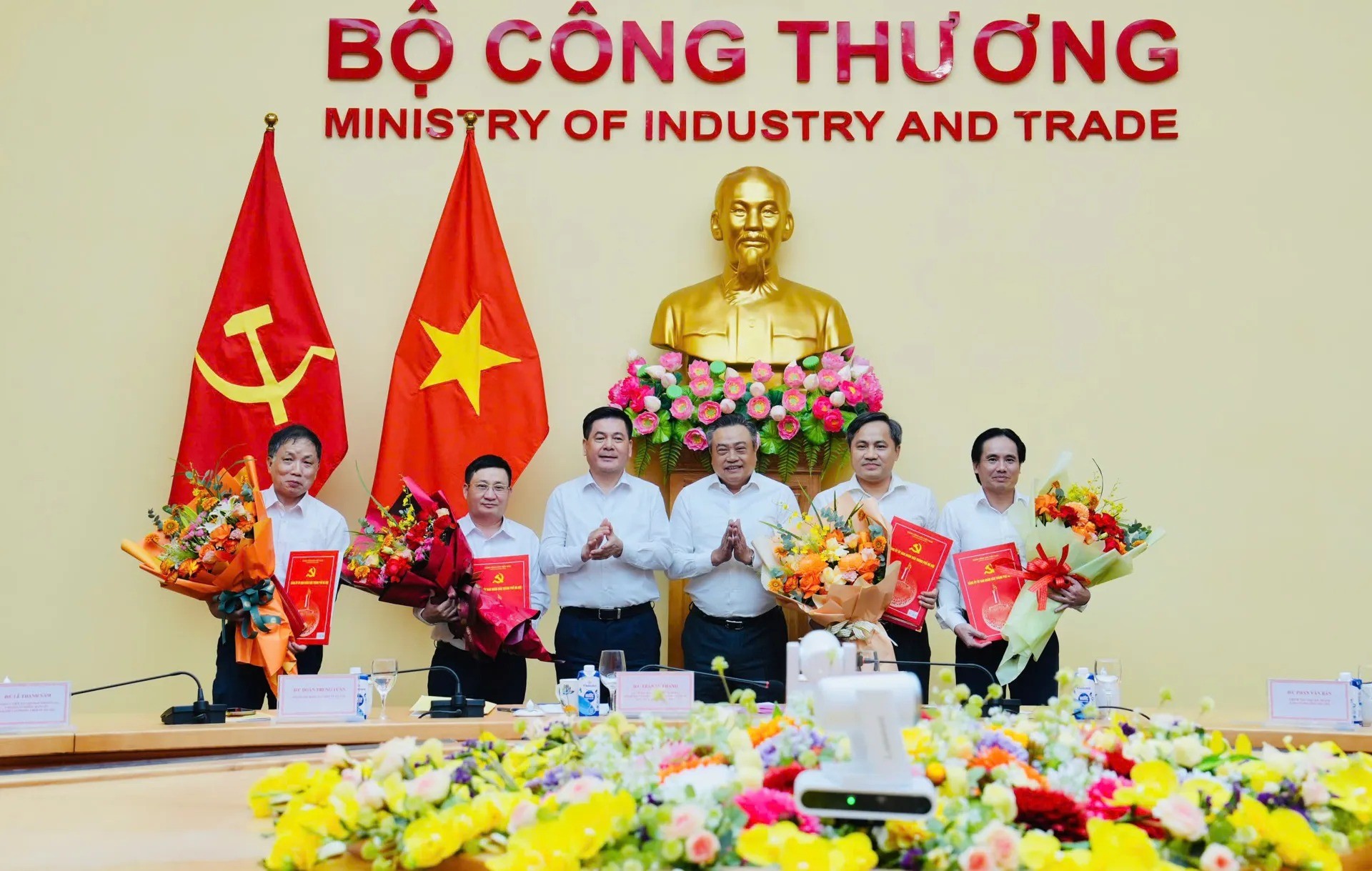 Bộ trưởng Bộ Công Thương Nguyễn Hồng Diên và Chủ tịch UBND TP Hà Nội Trần Sỹ Thanh trao các quyết định chuyển giao, tiếp nhận 4 tổ chức Đảng trực thuộc Đảng bộ UBND TP Hà Nội về trực thuộc Đảng bộ Bộ Công Thương, thuộc Đảng bộ Chính phủ