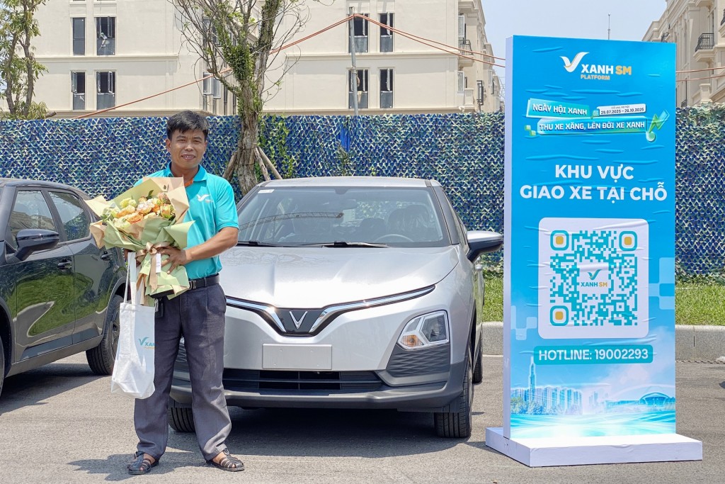 Anh Hà Văn Khá nhận chiếc VF 5 tại sự kiện.
